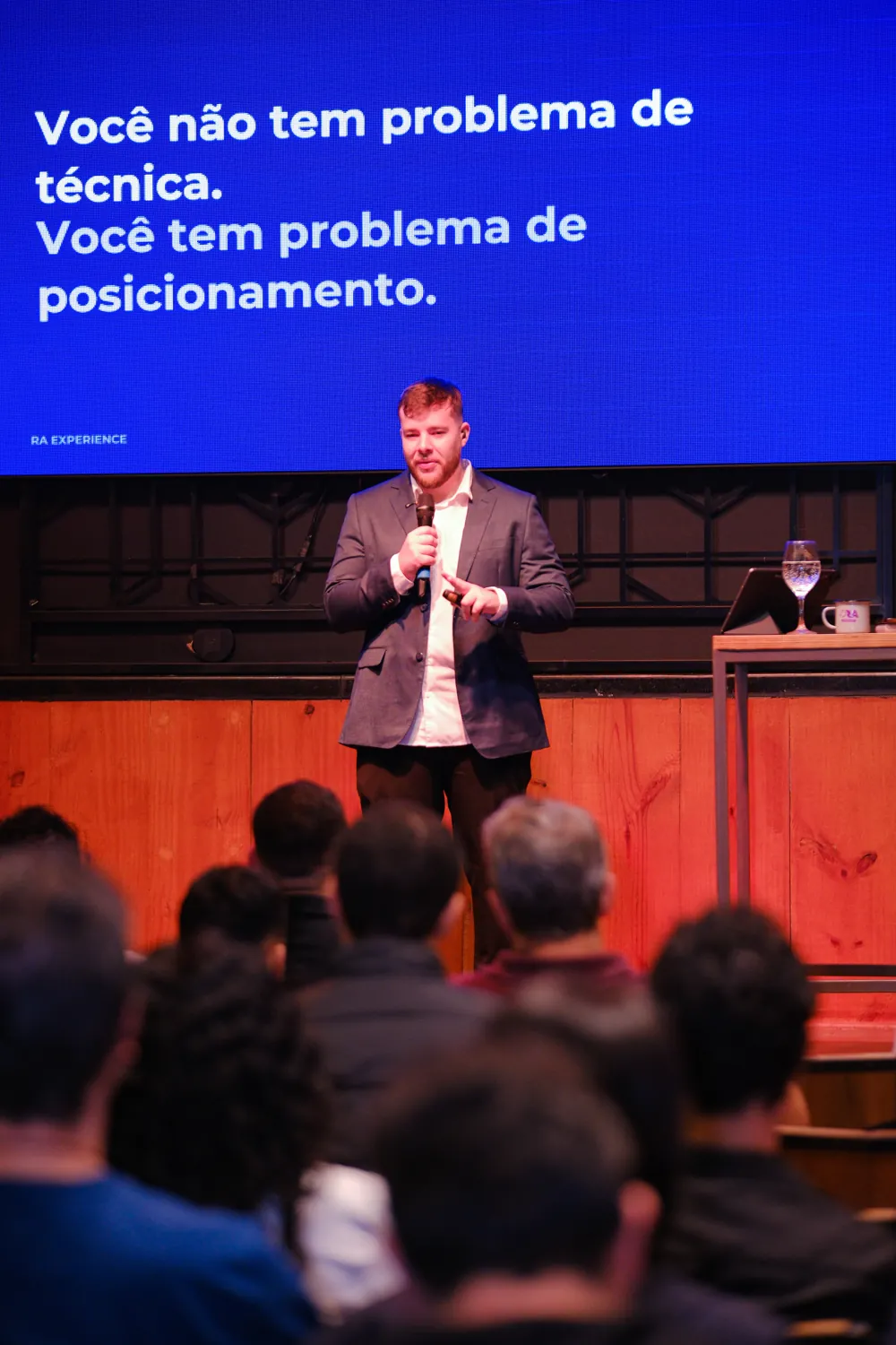 Rafael no palco da 2ª RA Experience, com a plateia em primeiro plano